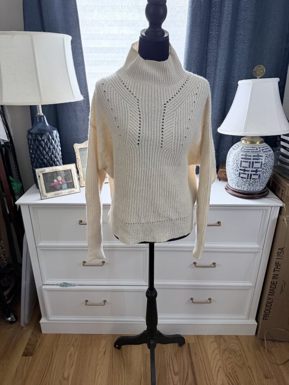 AQUA 100% Cashmere Slightly Cropped Mockneck Sweater